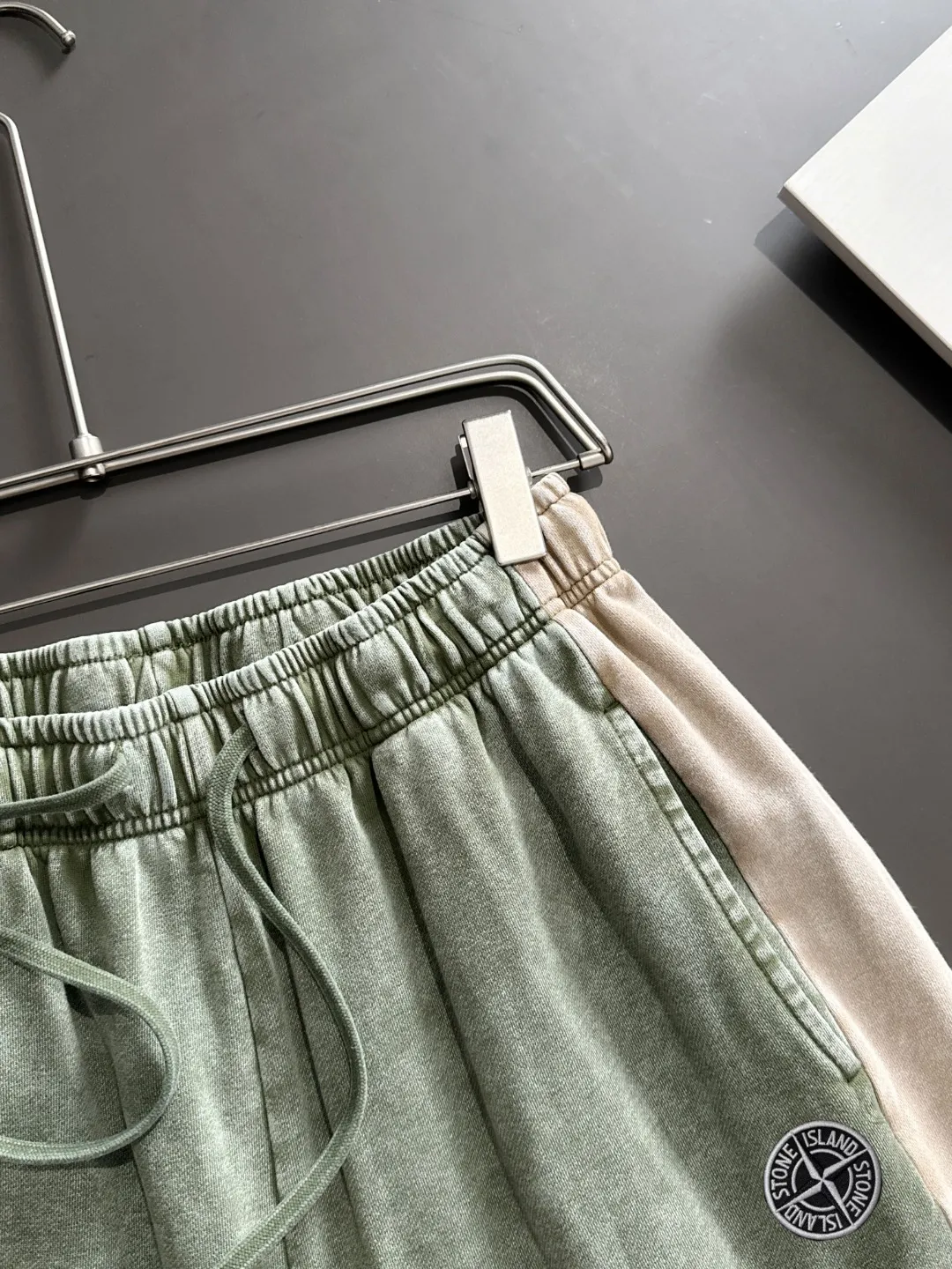 Next day shipment P300 High quality Stone lsland/Stone Island 2025 spring and summer new high-definition elastic band casual solid color loose shorts, made with machines imported from Italy. The hem of the trousers is stitched with two needles. The stitching is fine and firm. The fabric is customized at the counter and is highly breathable and comfortable. The details are impeccable. The brand element design concept reflects high quality. It feels delicate and soft! It presents a casual cut and the upper body shape is great! Size: S-XXL